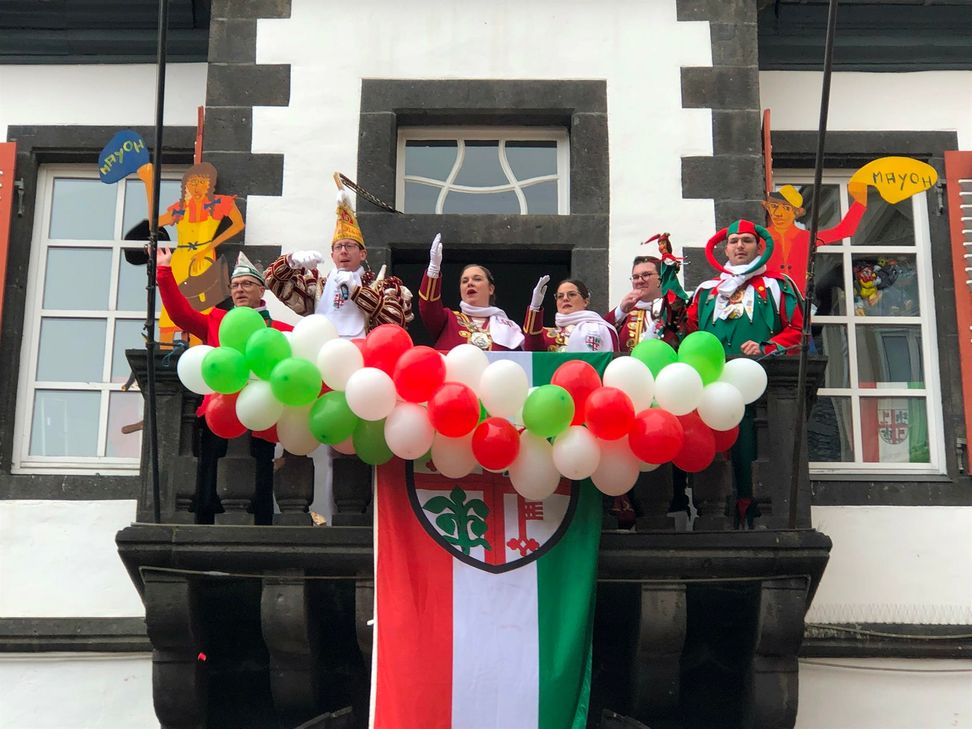 Prinz Peter IV. hat das Mayener Rathaus gestürmt. Oberbürgermeister Dirk Meid (links) musste klein bei geben.