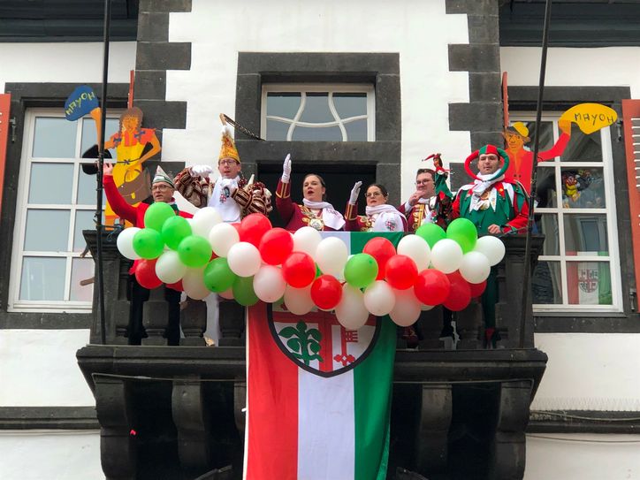 Prinz Peter IV. hat das Mayener Rathaus gestürmt. Oberbürgermeister Dirk Meid (links) musste klein bei geben.
