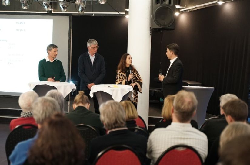 Professor Georg Müller-Fürstenberger im Gespräch mit Jan Glockauer von der Triwo AG, Monika Tonkaboni vom Hotel Blesius Garten und Intendant Lajos Wenzel (v. l.).