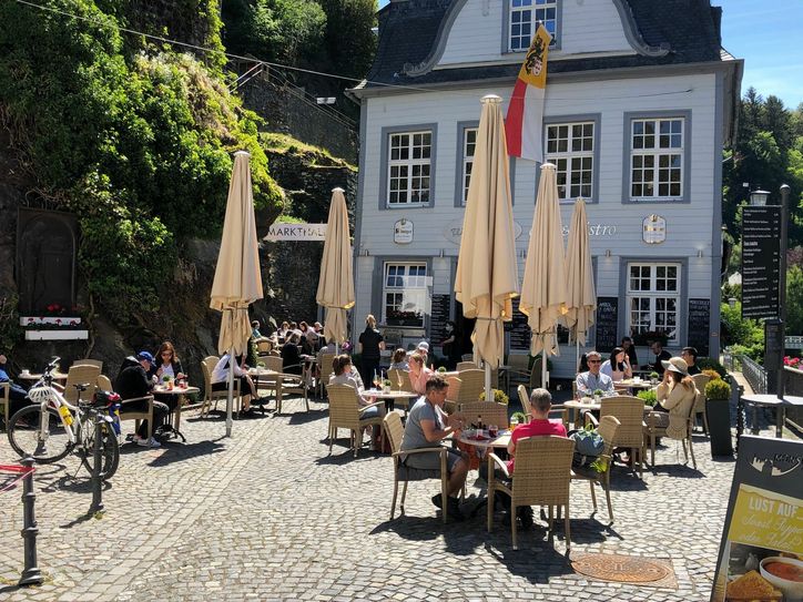 Es sah fast normal aus, das Geschäft für die Gastronomen wie hier an der Monschauer Markthalle im Corona-Sommer 2020. Doch schon bald kann es wieder zum Erliegen. Unterstützung können sie aber dringend gebrauchen. Hilfe kommt nun womöglich aus der Politik. Archivffoto: T. Förster