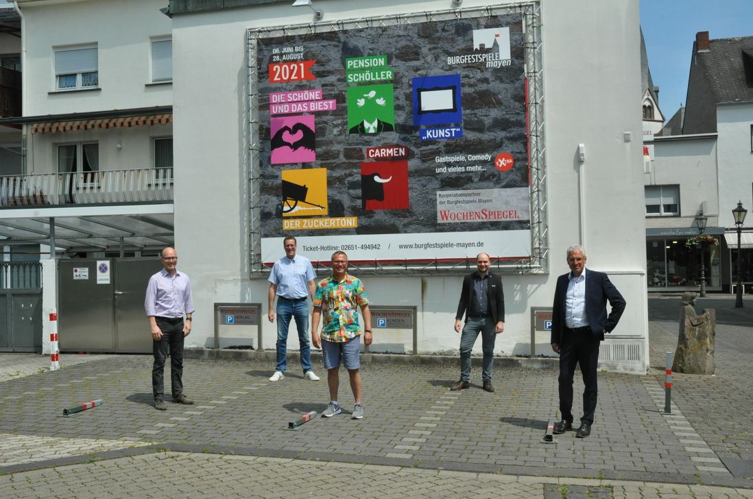 Starke Partner – Burgfestspiele und WochenSpiegel (von links): Dirk Meid, Oberbürgermeister Mayen, Ralf Fuß, Daniel Ris, Intendant, Andreas Persie und Thomas Pelzer vom WochenSpiegel.