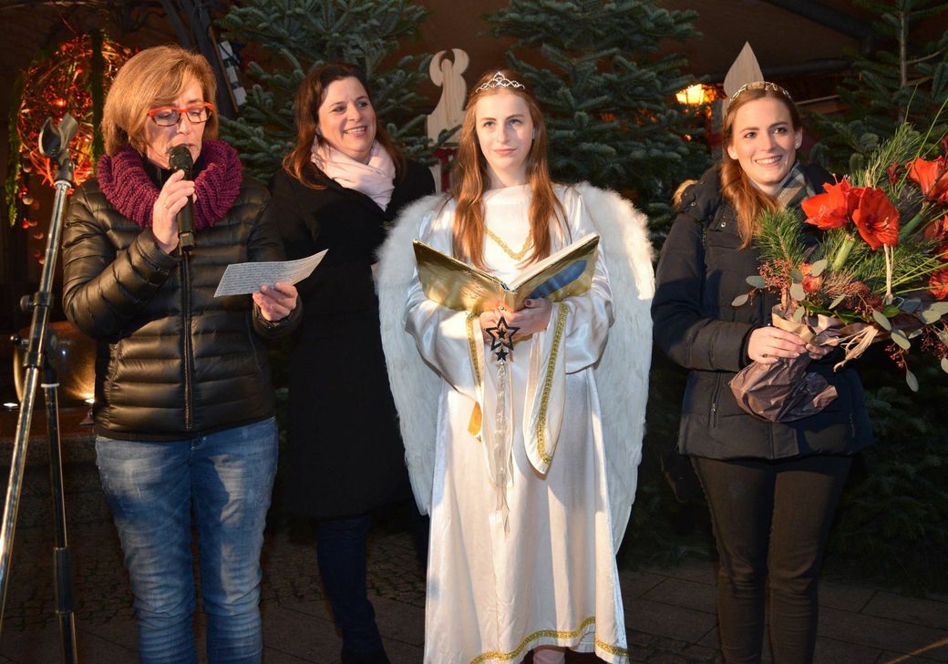 Martina Schuch (li.), Vorsitzende der Werbegemeinschaft Ahrweiler begrüßte die Gäste. Foto: Scholl