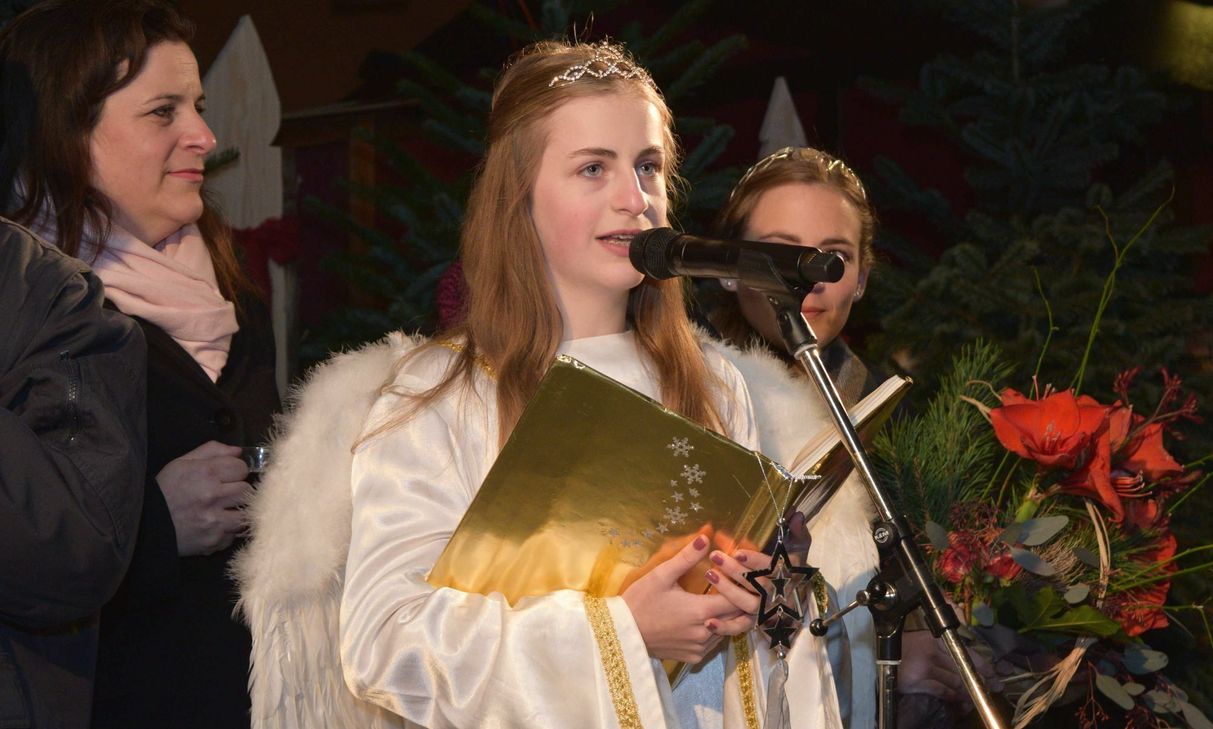 Das Ahrweiler Engelchen hat den Weihnachtsmarkt eröffnet. Foto: Scholl