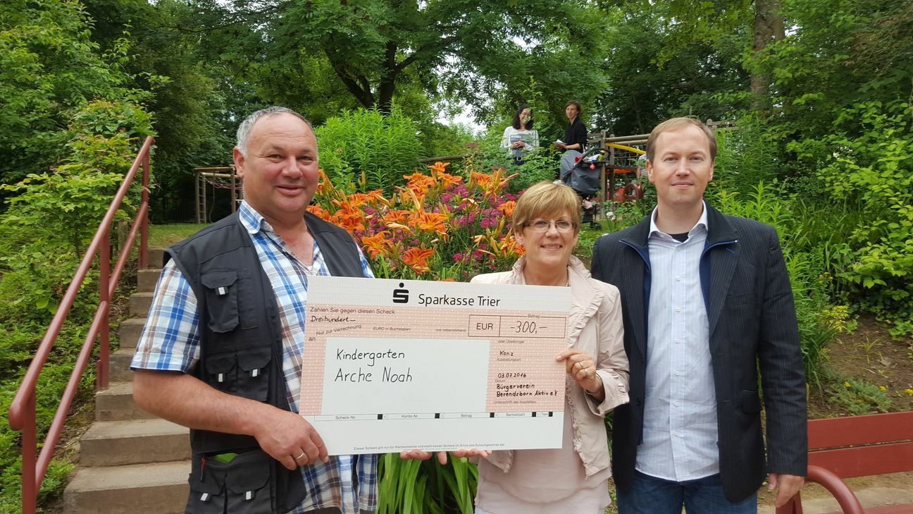 Das Foto zeigt den Vorsitzenden des Bürgervereins, die Leiterin der KiTa Doris Löffler und den Pfarrer der evangelischen Kirchengemeinde Konz, Christoph Urban. Foto: FF