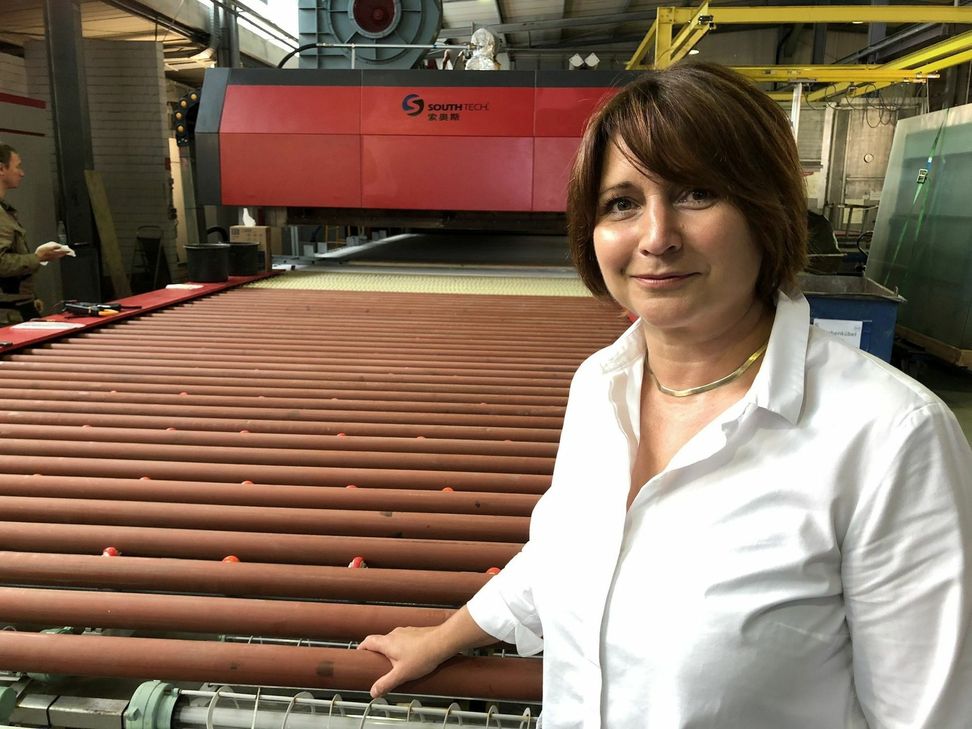 Daniela Siegel hat als private Investorin das Unternehmen Glas Funke übernommen. Hier steht die Geschäftsführerin vor dem neuen großen ESG-Ofen des Kaller Traditionsunternehmens. mn-Foto