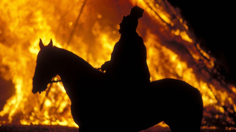 Lodernde Martinsfeuer und ein St. Martin hoch zu Roß sind vielerorts ein traditionelles Bild. Foto: privat