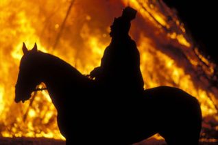 Lodernde Martinsfeuer und ein St. Martin hoch zu Roß sind vielerorts ein traditionelles Bild. Foto: privat