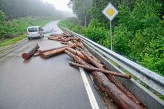 Nach dem Unwetter in der Nacht beginnen in Mulartshütte die Aufräumarbeiten.