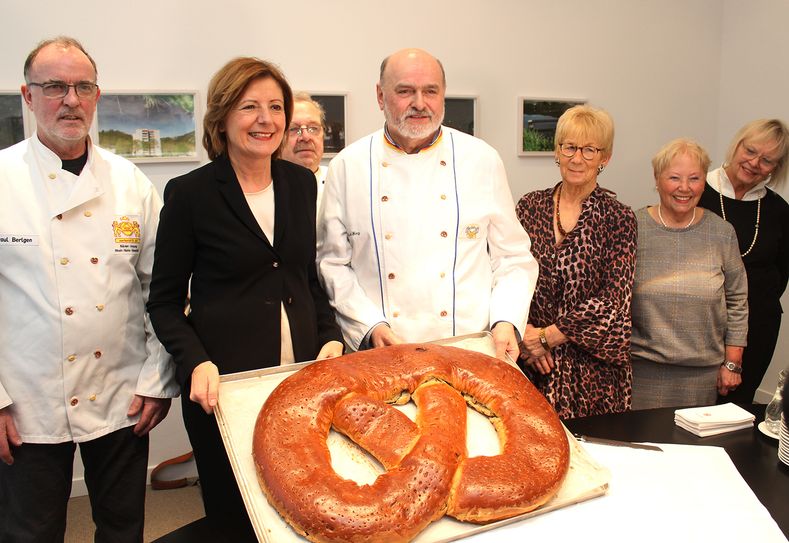 Ministerpräsidentin Malu Dreyer und Obermeister Alfred Wenz von der Bäcker-Innung Rhein-Nahe-Hunsrück schnitten in der Mainzer Staatskanzlei die traditionelle Neujahrsbrezel an.