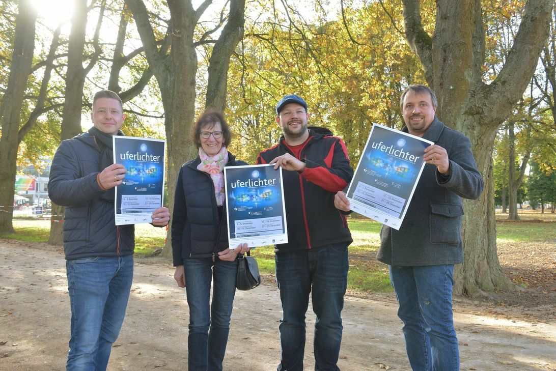 Sorgen dafür, dass die Uferlichter auch dieses Jahr leuchten (v. l.): Christian Senk von der Ahrtal und Bad Neuenahr-Ahrweiler Marketing GmbH, Doris Ronstadt stellvertretend für die ehrenamtlichen Helfer sowie Christian Lersch und Frank Mies vom Uferlichter Kultur e. V.. Foto: Martin Gausmann