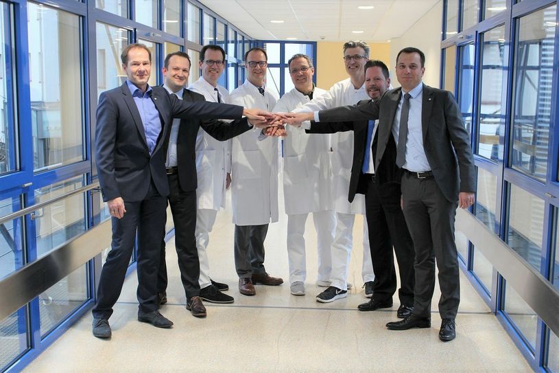 (v.l.n.r.) Stefan Uhl/Brüderkrankenhaus Trier, Till Beier/MEDIAN Reha-Zentrum, PD Dr. Nikos Werner/Herzzentrum Trier, Prof. h.c. Dr. Stephan Eddicks/Median Reha-Zentrum, Prof. Dr. Ivar Friedrich/Herzzentrum Trier, PD Dr. Frederik Voss/Herzzentrum Trier, Prof. Dr. Winfried Willinek/Brüderkrankenhaus Trier, Christian Weiskopf/BBT-Gruppe Region Trier. Foto: FF