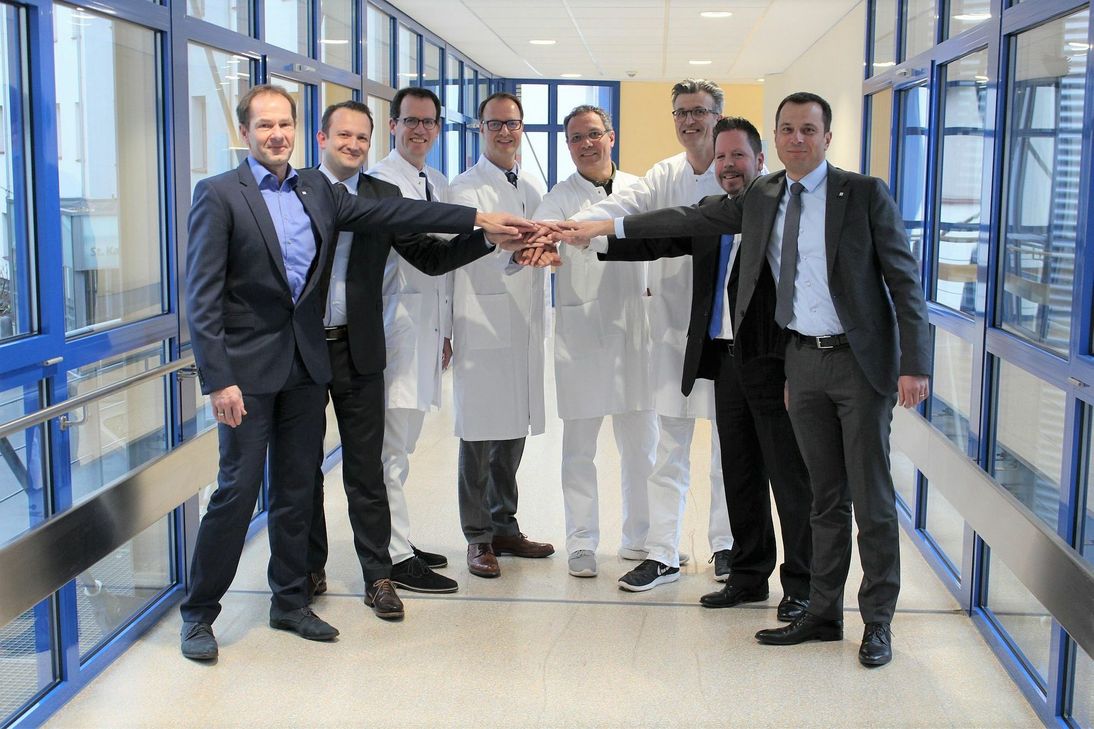 (v.l.n.r.) Stefan Uhl/Brüderkrankenhaus Trier, Till Beier/MEDIAN Reha-Zentrum, PD Dr. Nikos Werner/Herzzentrum Trier, Prof. h.c. Dr. Stephan Eddicks/Median Reha-Zentrum, Prof. Dr. Ivar Friedrich/Herzzentrum Trier, PD Dr. Frederik Voss/Herzzentrum Trier, Prof. Dr. Winfried Willinek/Brüderkrankenhaus Trier, Christian Weiskopf/BBT-Gruppe Region Trier. Foto: FF