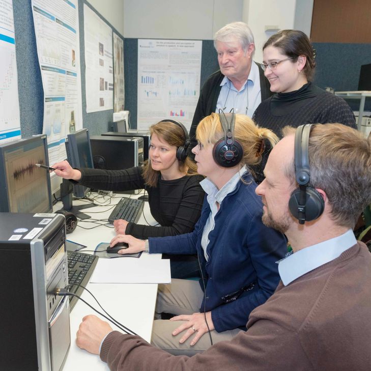 EU-Studiengruppe "Stimmqualitäten in Deutschland": Phonetiker der Universität Trier und der Österreichischen Akademie der Wissenschaften sowie Experten aus dem Landeskriminalamt Berlin und dem Landeskriminalamt Brandenburg. Foto: FF