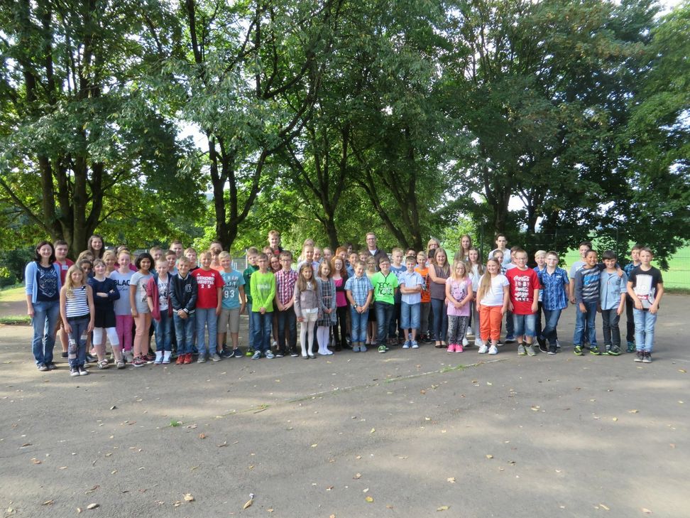 Auf dem Bild: Die Klassen 5a, 5b und 5c mit ihren Klassenleitern Frau Mot, Herr Keul und Frau Heinz sowie mit den Klassenpaten Jana Bartz, Saskia Becker, Nico v. Horn, Frederik Igelmund, Simone Klein und Annika Urfels. Foto: Schule