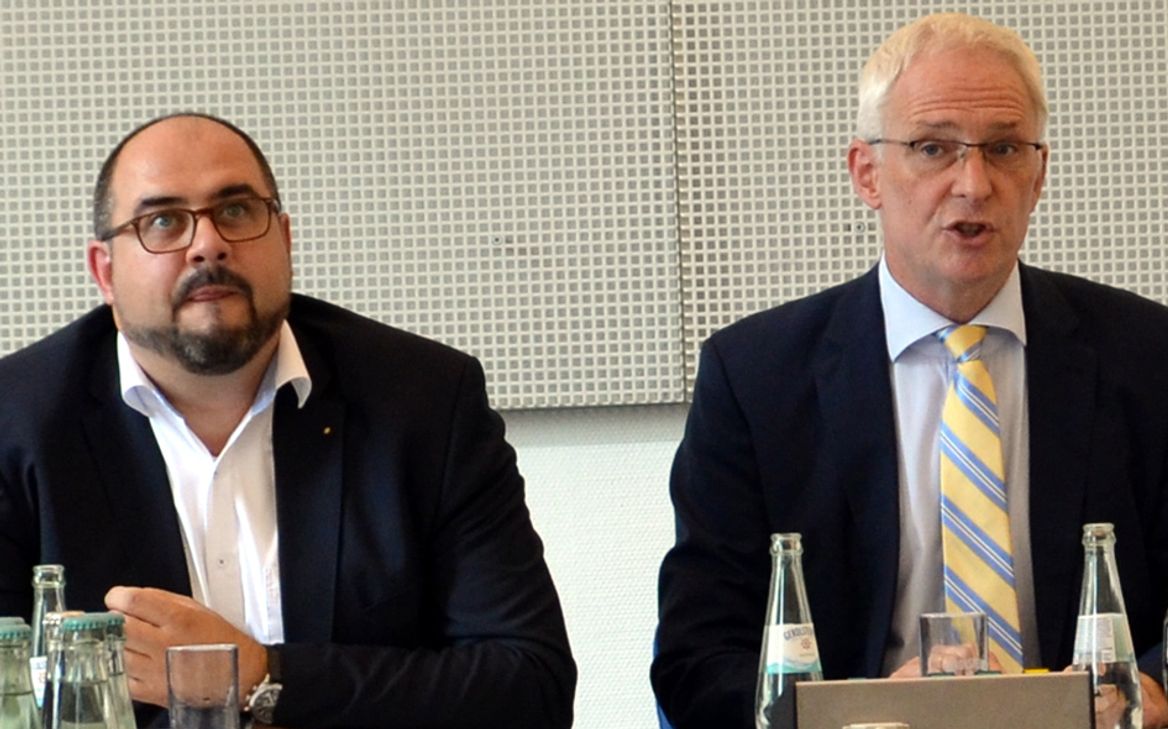 Hat "die Faxen dicke"! OB Leibe (r.) fordert von Kulturderzernent Egger (l.) und Theaterintendant Sibelius "endlich professionelles Arbeiten" im "Reparaturbetrieb" Theater ein. Foto: Finkenberg