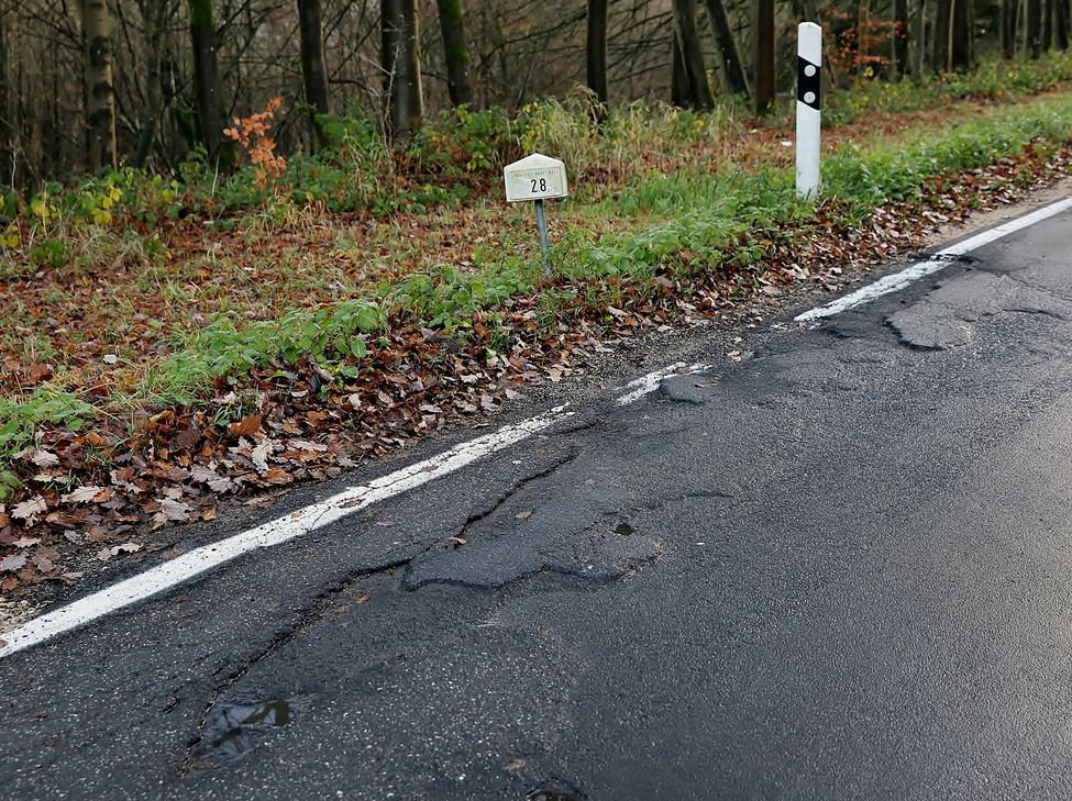 In einem schlechten Zustand zeigt sich die Landesstraße 74 bei Wershofen. Nun ist die Straße im Investitionsprogramm des Landes aufgeführt. Foto: Dreschers