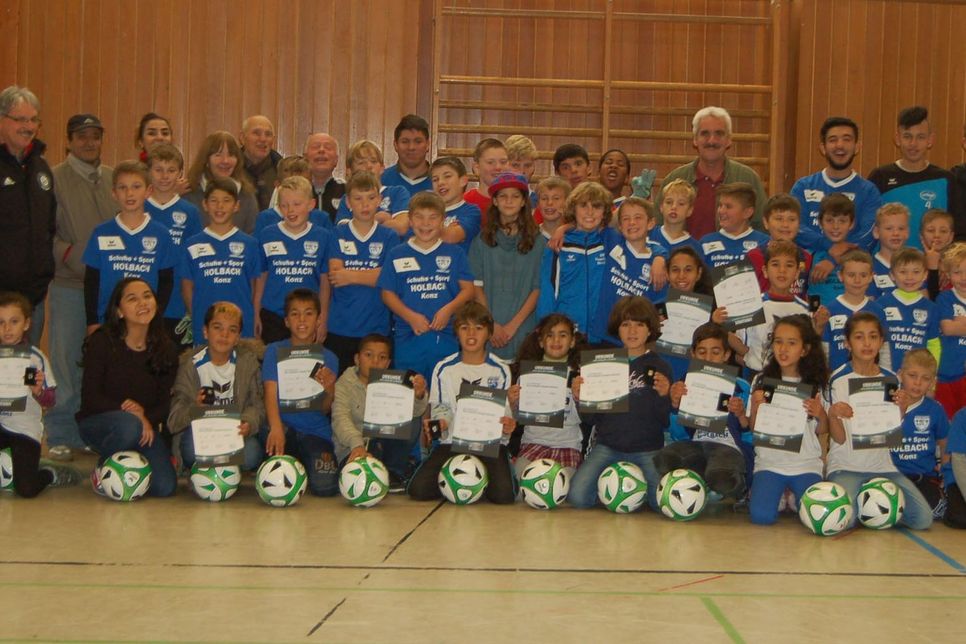 Eine willkommene Abwechslung war für die Flüchtlingskinder die Teilnahme an einem Tag des Kreisfußball-Camps im Konzer Saar-Mosel-Sportzentrum. Sogar das DFB-Fußballabzeichen legten sie ab.Foto: Arens