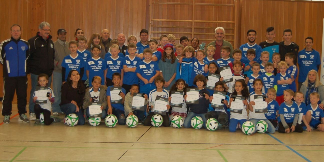 Eine willkommene Abwechslung war für die Flüchtlingskinder die Teilnahme an einem Tag des Kreisfußball-Camps im Konzer Saar-Mosel-Sportzentrum. Sogar das DFB-Fußballabzeichen legten sie ab.Foto: Arens