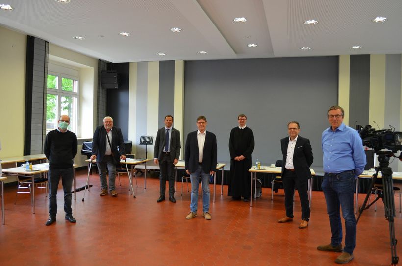 Mit sicherem Abstand: Auch beim Pressetermin im Brüderkrankenhaus geht Sicherheit vor. Foto: Kreller