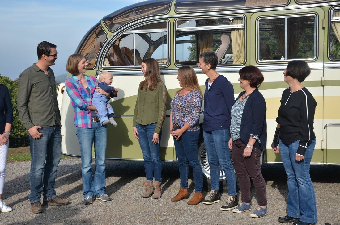 Katja Scheidtweiler (2.v.l., mit Ehemann Axel und Sohn Jonas) tourt mit ihren fünf Mitstreiterinnen im grün-weißen Oldtimer durch Nordrhein-Westfalen. Nun war die TV-Reihe »Land & lecker« im Schmidter Wildpark zu Gast. Zu sehen ist die Folge am 10. Dezember im WDR-Fernsehen. Foto: T. Förster
