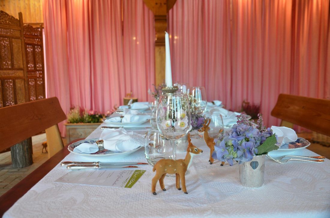 In schönem Ambiente konnten die Frauen nach einem Rundgang durch den Wildpark die Leckereien verkosten. Foto: T. Förster