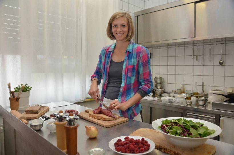 Katja Scheidtweiler in ihrem Reich, der Küche des Wildparks Schmidt. Foto: T. Förster