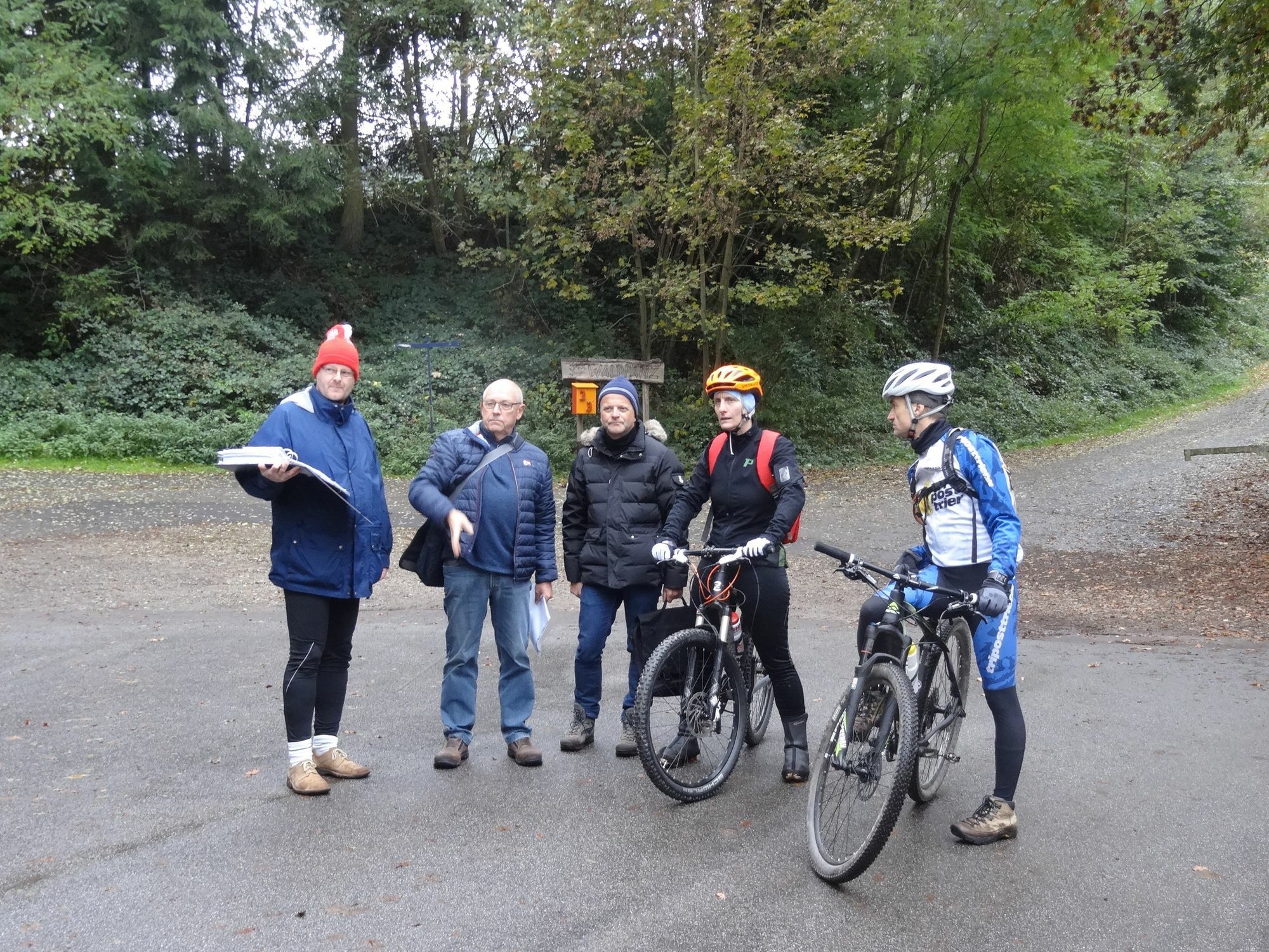 Schon jetzt ist das Team von Tri Post Trier in Vorbereitungen für den X-Duathlon. Am Wochenende wurde mit dem Technischen Delegierten der DTU, Helmut Menger, die Strecken besichtigt und der Ablaufplan besprochen. (Andreas Grub, Helmut Menger, Helmut Rach, Helge Orlt und Frank Christmann, von links nach rechts)