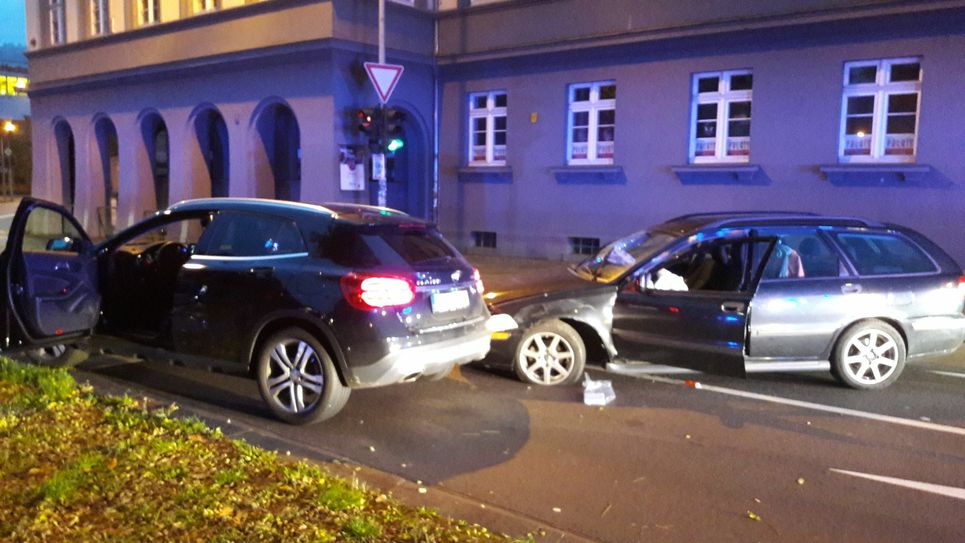 Zu einem schweren Verkehrsunfall kam es am frühen Samstagmorgen gegen 7.40 Uhr vor einer Ampelanlage in der Christophstraße. Foto: Agentur Siko