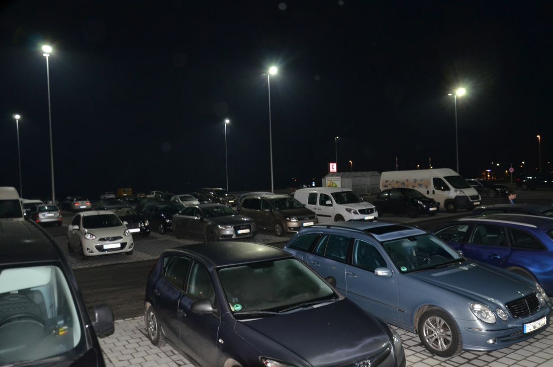 Noch nicht eröffnet, aber dennoch ein voller Parkplatz.