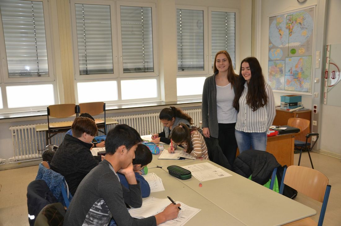 Sara Mertens und Vivian Ewald wollen den Schülern der Internationalen Förderklasse »Glücksmomente« bereiten und mit kleinen Weihnachtsgeschenken beschenken.