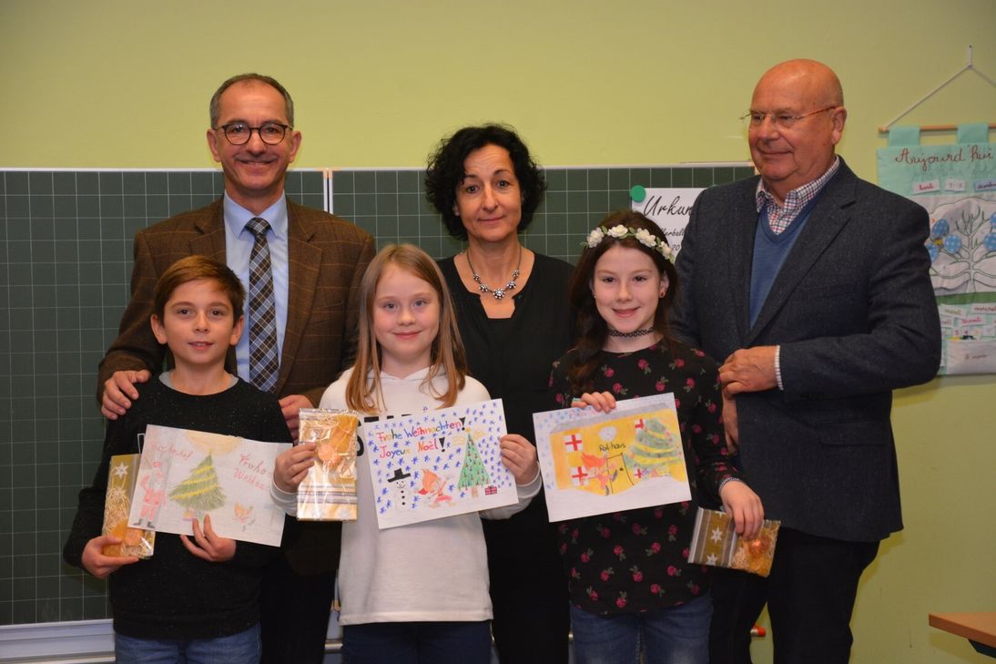 Die Künstler (vordere Reihe v.l.n.r) Szymon, Hanna und Luna mit (hintere Reihe v.l.n.r.) Bürgermeister Joachim Weber, Schulleiterin Adelheid Löwenbrück und dem Stiftungsvorsitzendem Hartmut Schwiering bei der Geschenküberreichung. Foto: VG Konz