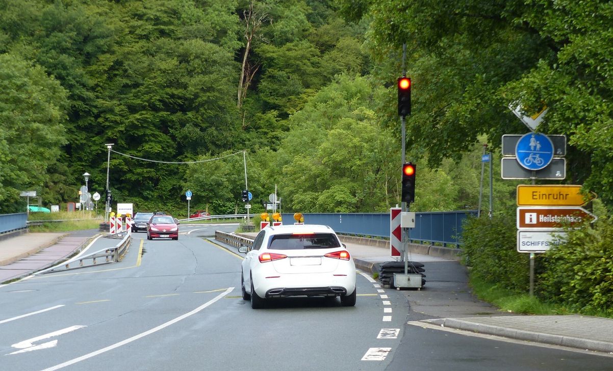 Geduld ist weiterhin gefragt: Mit der einspurigen Verkehrsführung der Brücke der B 266 über den Obersee bei Einruhr wird man noch geraume Zeit leben müssen. Im Herbst 2021 soll mit dem Bau der Behelfsbrücke begonnen werden. Foto: Hoffmann