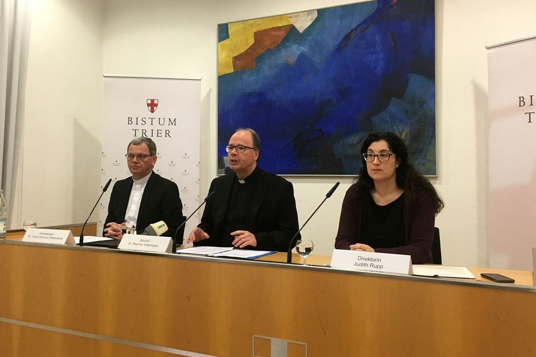 Bischof Dr. Stephan Ackermann, Generalvikar Dr. Ulrich Graf von Plettenberg und Pressesprecherin Judith Rupp stellten die nächsten Schritte der Umsetzung der Synode vor.