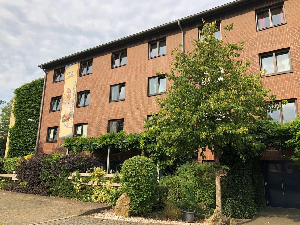 Das Youtel in Bitburg mit seinen 250 Betten schließt. Das Gebäude mit seinen Sport- und Freizeitanlagen steht in Kürze zum Verkauf. Foto: S. Schönhofen