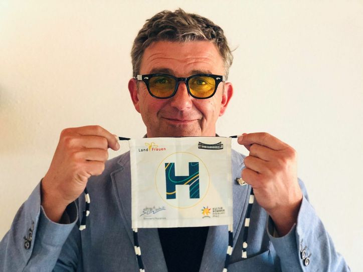 "Der Bergdoktor" Hans Sigl spricht per Video-Schalte mit Festpielleiter Urs Spörri (nächstes Foto).