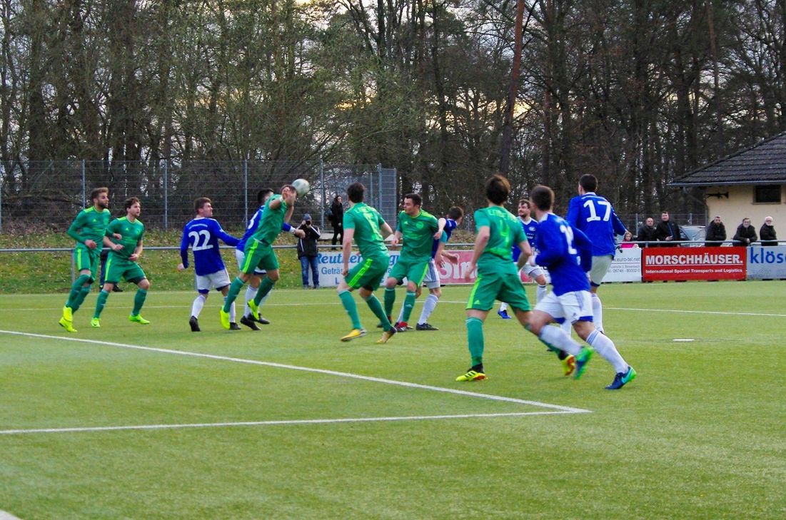 Kaum ein Durchkommen gab es für den TSV Emmelshausen gegen die Abwehr des FV Enges. Foto: Arno Boes