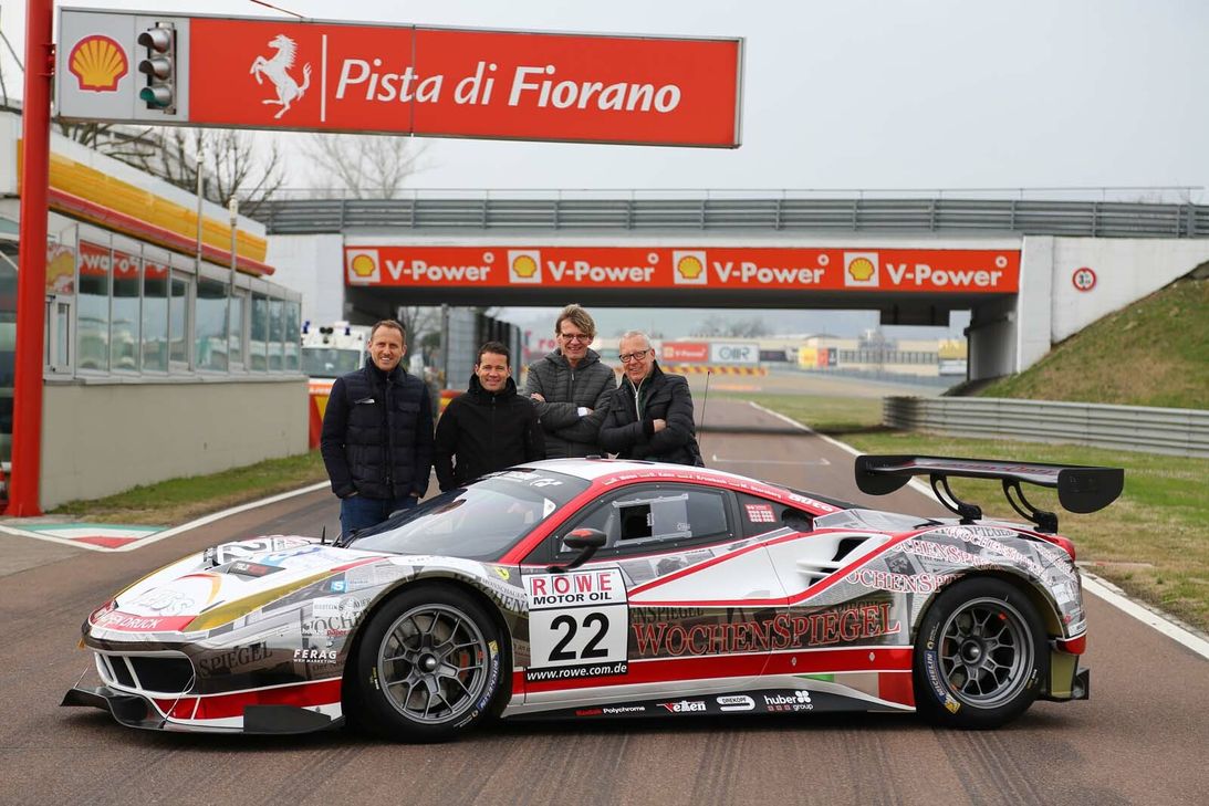 Die Rennfahrer von WTM mit ihrem neuen Wagen: Oliver Kainz (v.l.), Mike Stursberg, Jochen Krumbach und Georg Weiss. Foto: H. Elis/www.racepix.eu