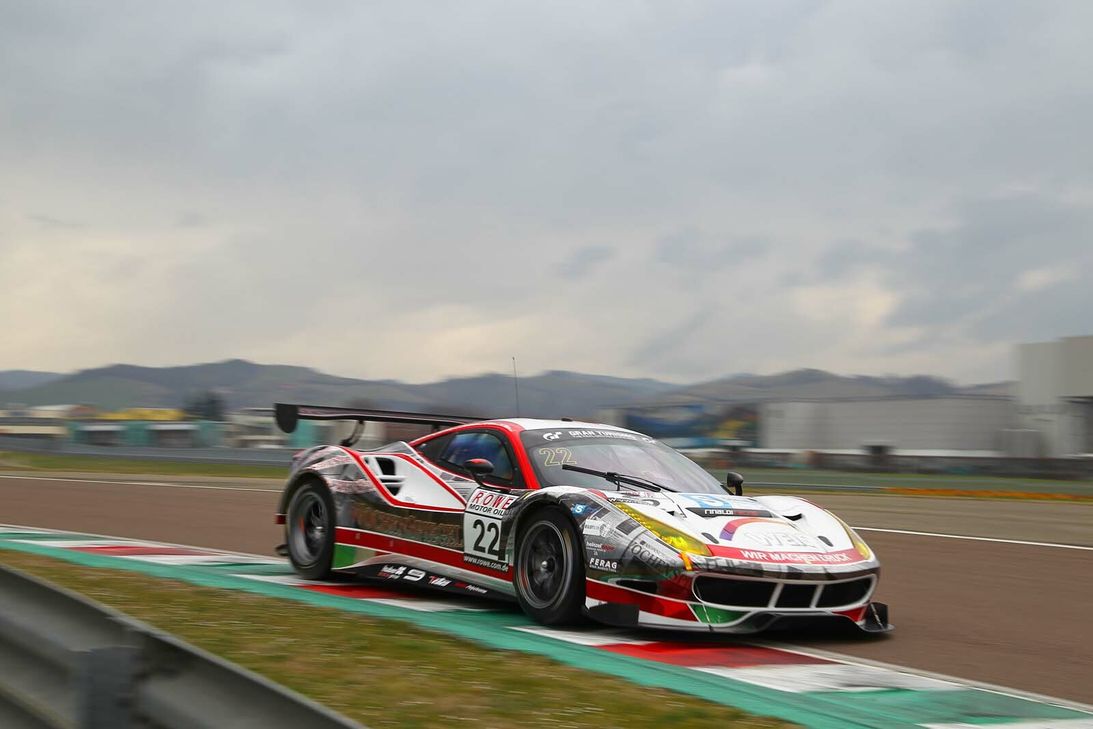 Der neue Ferrari des Wochenspiegel Team Monschau im Einsatz auf der Strecke von Fiorano. Foto: H. Elis/racepix.eu