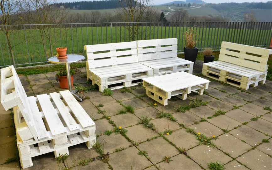 uch die WochenSpiegel-Mitarbeiter »upcyceln«. Die Outdoor-Möbel auf der Terrasse unserer Verlagszentrale auf dem Petrisberg in Trier wurden aus Holzpaletten gebaut und weiß gestrichen. Foto: Finkenberg