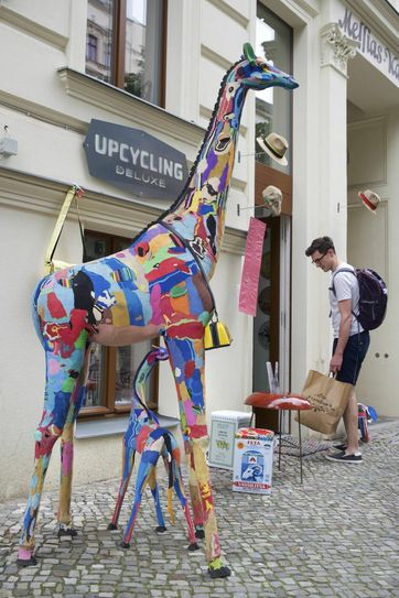 Giraffen aus alten Flip Flops vor dem Laden des Online-Händlers Upcycling-Deluxe in Berlin mit 1.500 Produkte von 50 Herstellern im Sortiment. Foto: Imago