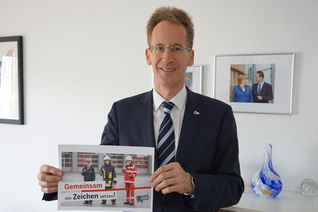 Detlef Seif setzt ein sichtbares Zeichen des Respekts für Einsatzkräfte. Bild: Büro Detlef Seif