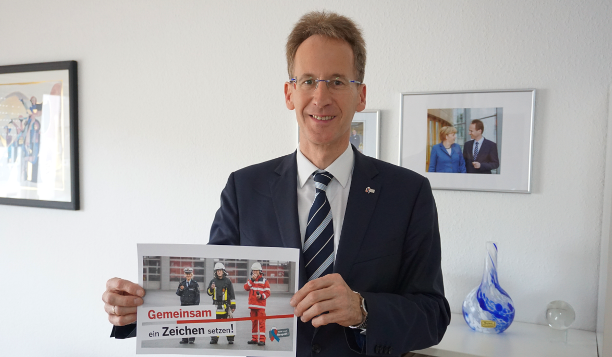 Detlef Seif setzt ein sichtbares Zeichen des Respekts für Einsatzkräfte. Bild: Büro Detlef Seif