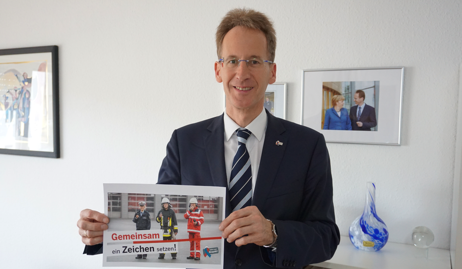 Detlef Seif setzt ein sichtbares Zeichen des Respekts für Einsatzkräfte. Bild: Büro Detlef Seif