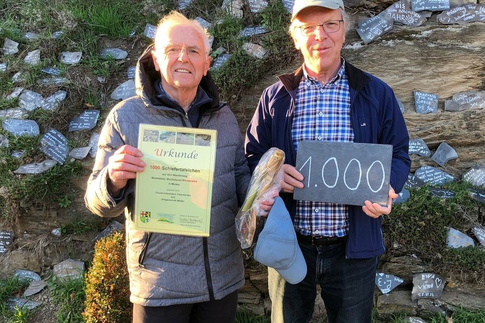 Kurt Wengert (links) aus Lieg hat die 1.000 Naturschiefertafel im Naturschutzprojekt »Auf der Krabaun« beschriftet. Zur Belohnung gab es ein Präsent von Müdens Ortsbürgermeister Franz Oberhausen.