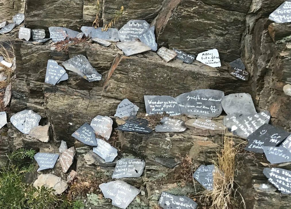 Die Schiefertafeln haben sich zu einem ganz besonderen Gästebuch entwickelt.
