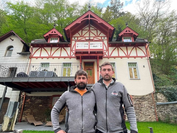 Zwei Brüder die sich verstehen und vom Handwerk dazu noch viel verstehen: Nur mit diesen "Zutaten" war es Stefan (34, links) und Christoph Marx (31) möglich das historische Försterhaus so wunderschön zu sanieren.  Entstanden ist ein Luxus-Ferienhaus mit Wellnessanlage.