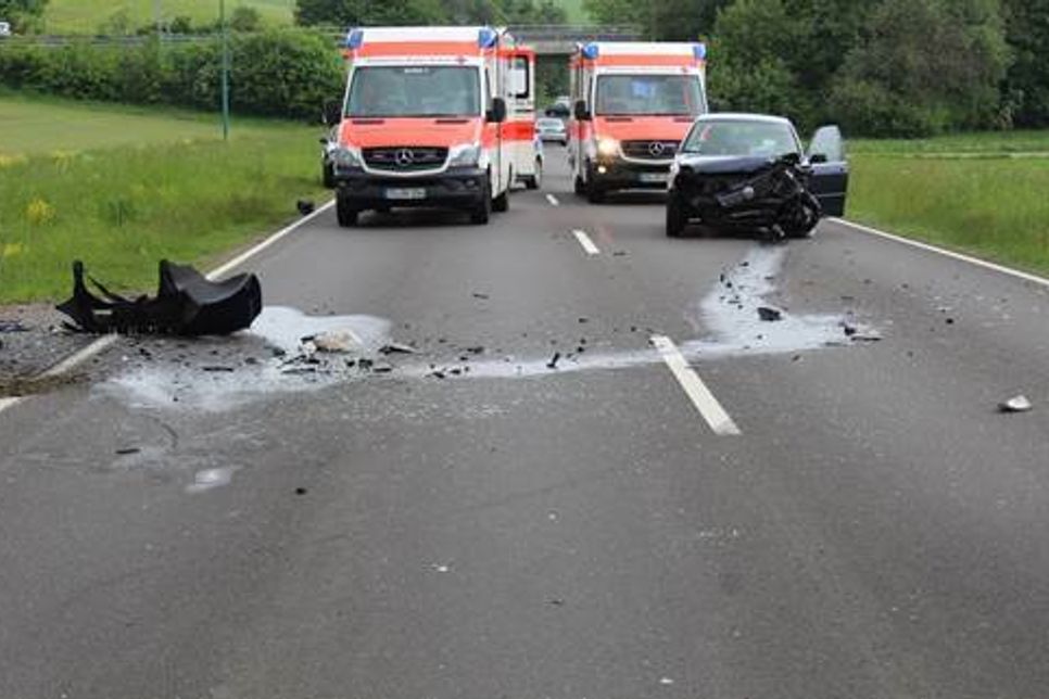 Bei einem schweren Unfall auf der Bundesstraße 52 sind bei Hermeskeil drei Menschen verletzt worden. Foto: Polizei Hermeskeil