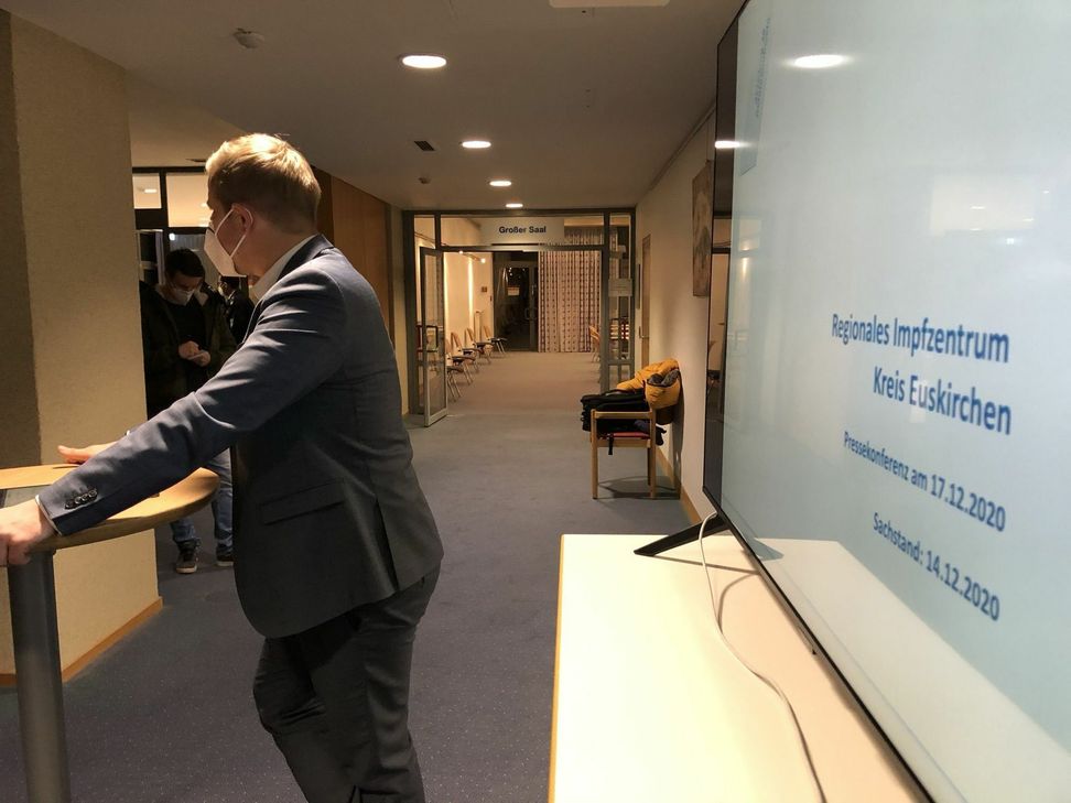 Landrat Markus Ramers, hier bei der Vorstellung des Impfzentrums in Marmagen, reagierte sehr deutlich auf die Verschiebung des Impfstarts: "Das ist sehr ärgerlich." mn-Foto