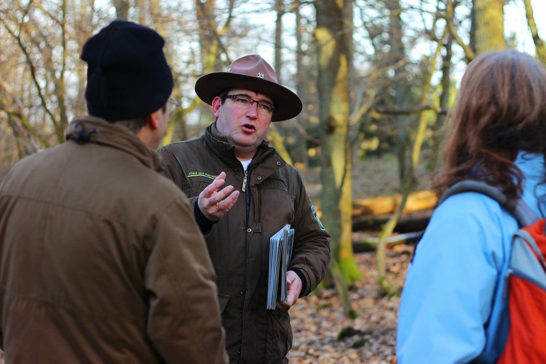 Anschaulich zu kommunizieren und verschiedene Sinne anzusprechen, ist im Umgang mit Menschen mit Demenz wichtig. Ranger und Waldführer des Nationalparks Eifel sind nun im Umgang mit Betroffenen geschult. Foto: M. Weisgerber