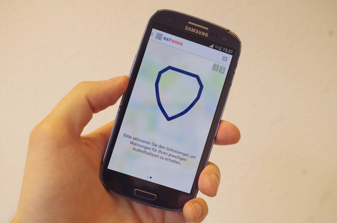 Über die Katwarn-App kann der Katastrophenschutz die Bürger im Notfall warnen. Foto: Mager